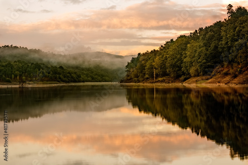 Paisaje de un lago en España