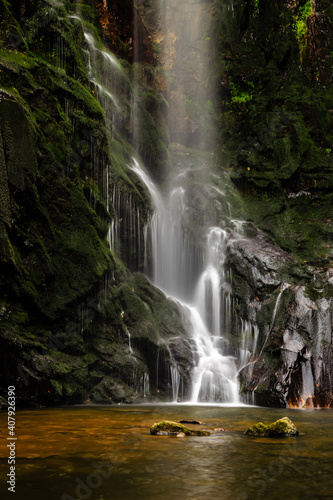 Cascada de un pequeño río