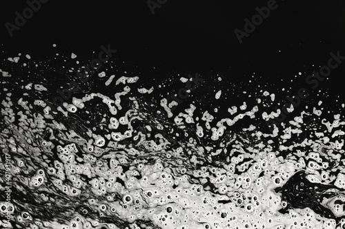 Schaum Blasen auf schwarzem Wasser im Hintergrund Formen abstrakte Strukturen und Schlieren