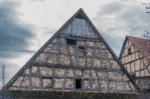 Gebäudeschäden an einem alten und historischen Fachwerkhaus © focus finder