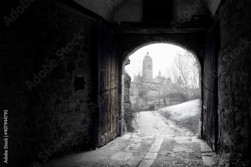 Imagen del interior de una casa con la puerta abierta y deja ver un paisaje nevado al fondo .