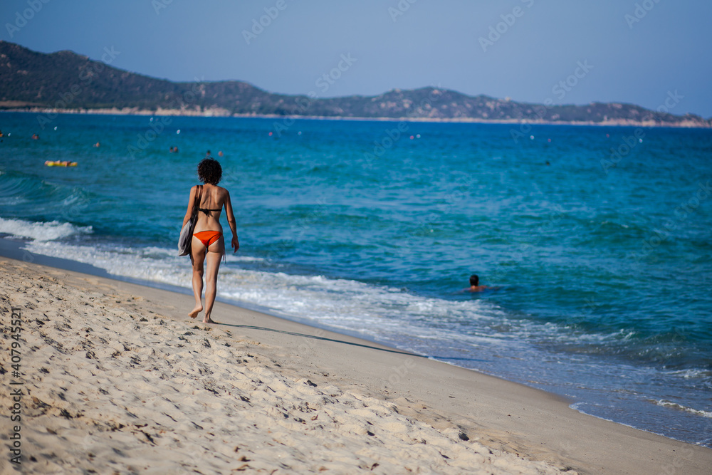 una bella ragazza sfila in spiaggia. una bella ragazza sfila in spiaggia.