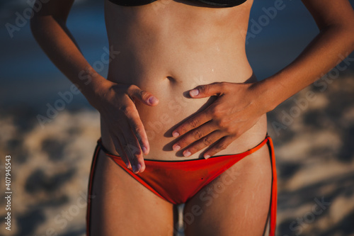 Foto una bella ragazza gioca con la pancia come se fosse un tamburello