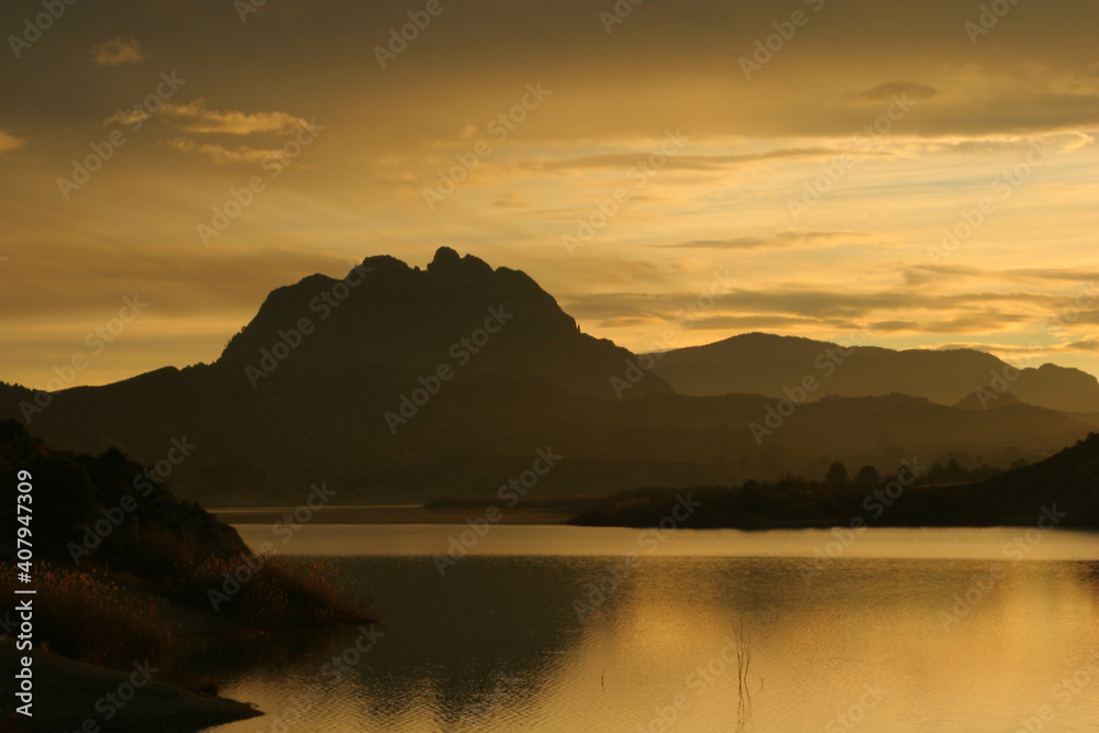 Lago y montaña al amanecer. Embalse del Quípar, Calasparra (Murcia-España).