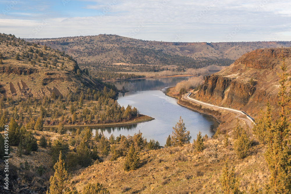 View at a bend of Deschutes river in sunny day in Pelton Dam area