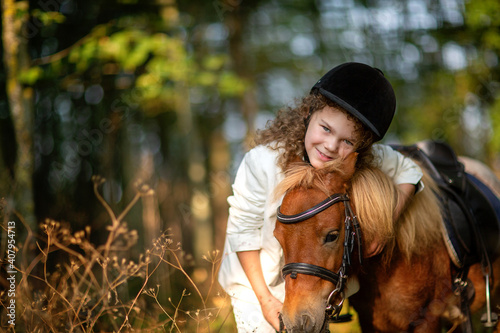 Ein Mädchen reitet Pferd Sommer Sonnenuntergang © Anastasia