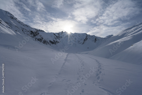 Fototapeta Naklejka Na Ścianę i Meble -  Sonnenuntergang im Hochgebirge bei Schnee