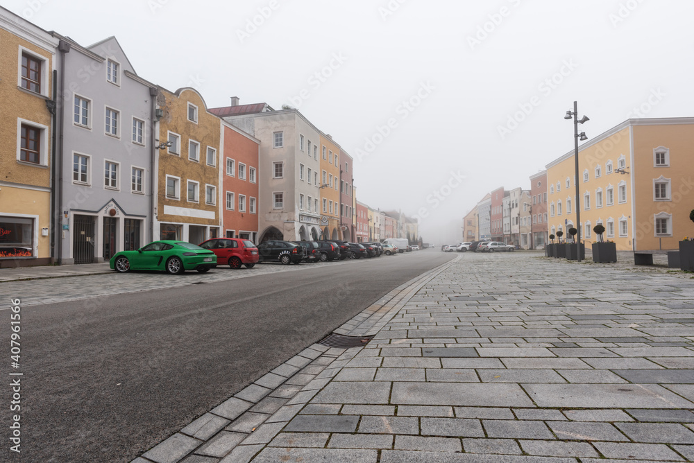 Stadtplatz Neuötting im Nebel