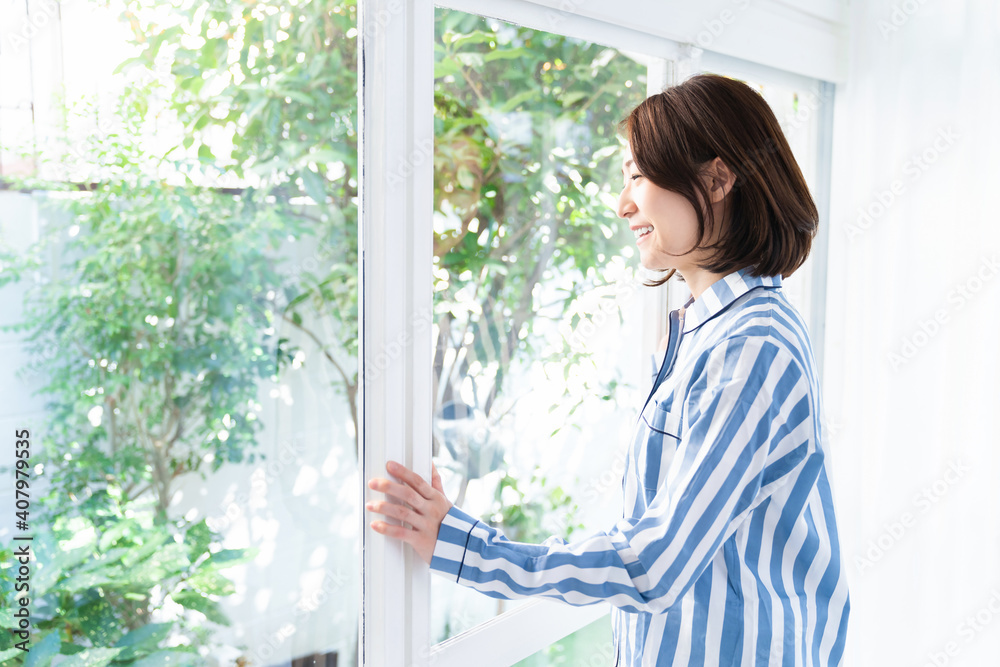 パジャマを着た女性