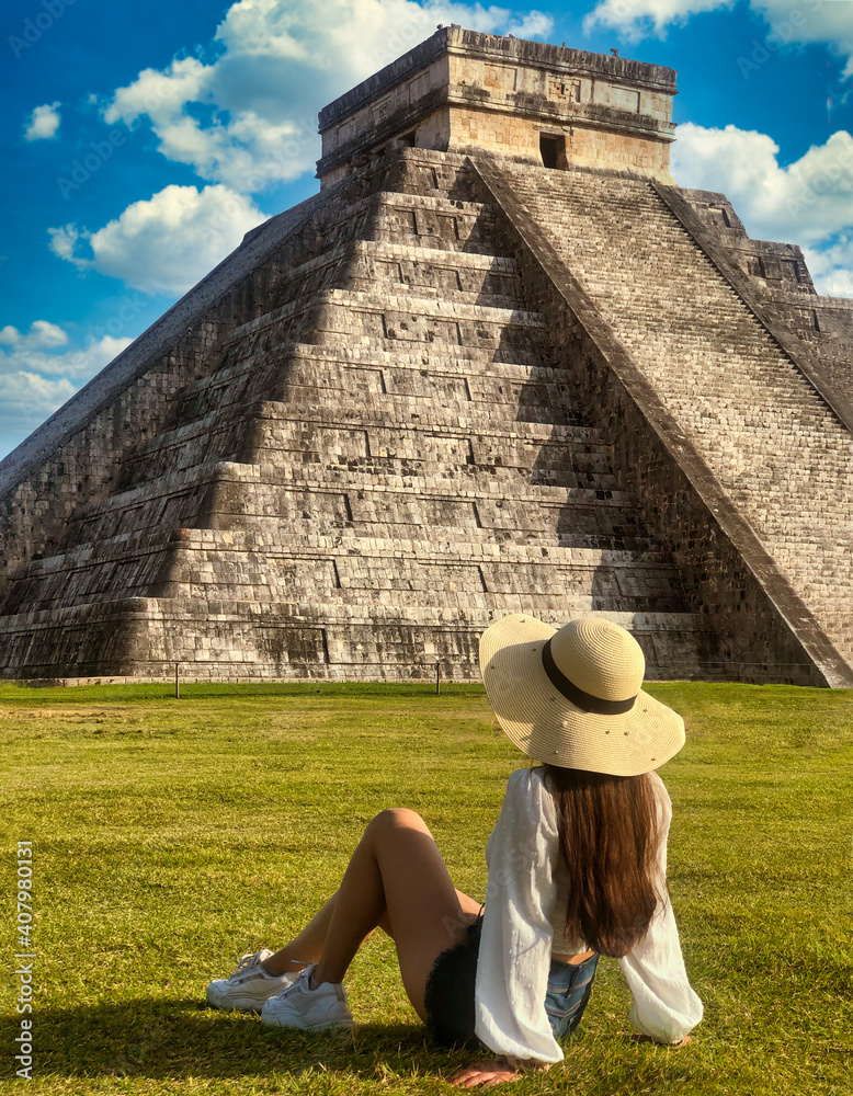 Mujer turista joven sentada admirando ruinas arqueológicas de Mexico