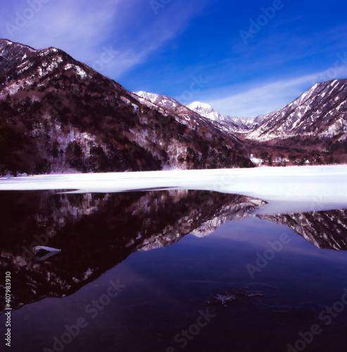 冬の湯ノ湖（奥日光）と水鏡