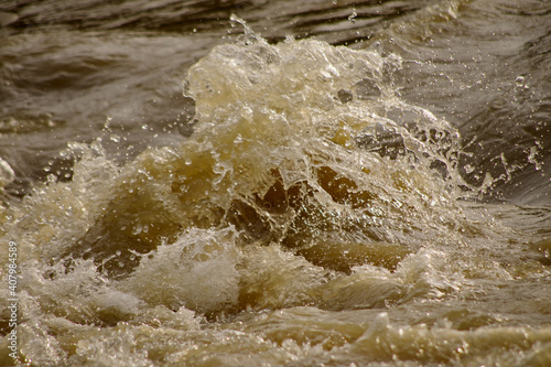 増水した川イメージ