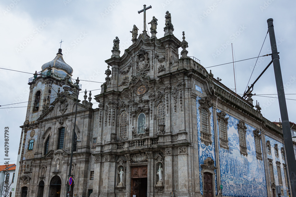 Fototapeta premium ポルトガル ポルトのカルモ教会