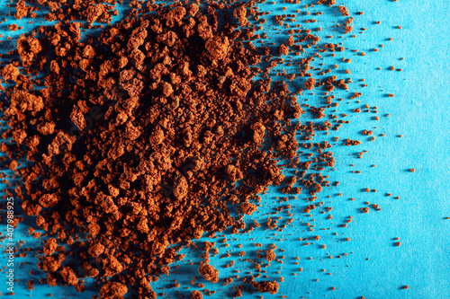 Close-up of instant coffee heap on blue background © Myshkovskyi