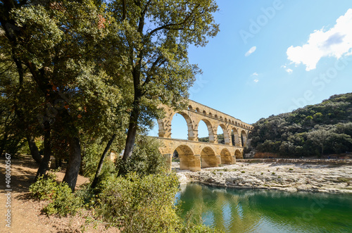 ポン・デュ・ガール（古代ローマの水道橋）とガルドン川（フランス）