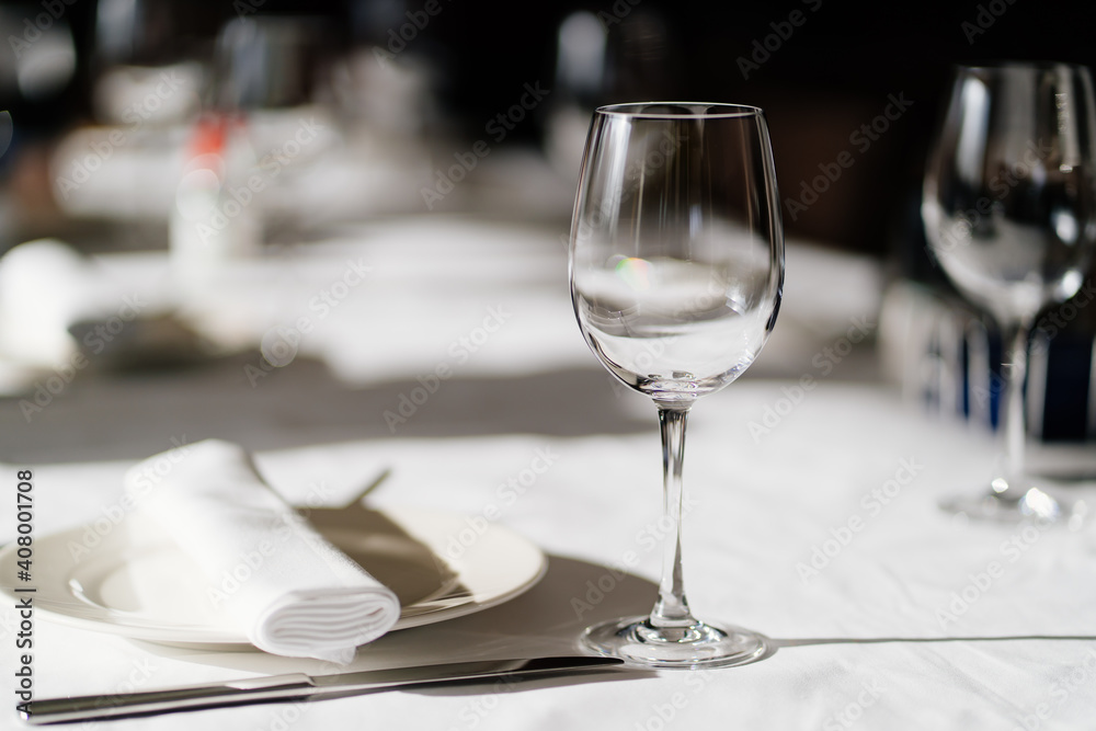serving the table. wine glasses, plates, napkins and cutlery. design of the table for a festive dinner. service in a restaurant or cafe. serving the table. wine glasses, plates, napkins and cutlery. design of the table for a festive dinner. service in a restaurant or cafe.