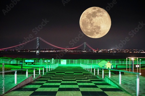 巨大な吊り橋の夜景と満月