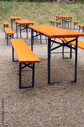 Biergarten ohne Gäste leer Biertisch Bierzeltgarnitur