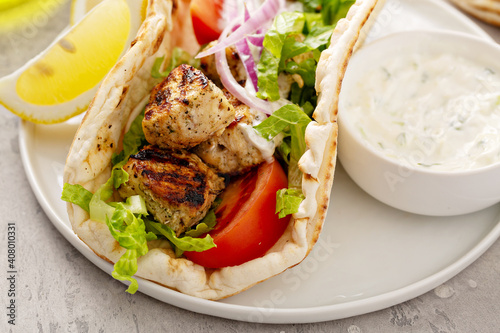 фотографія Greek chicken souvlaki ona pita with fresh vegetables with tzatziki sauce