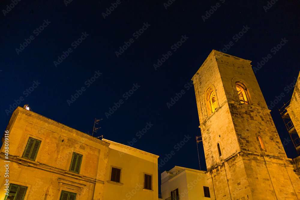 Foto de イタリア ライトアップされたポリニャーノ・ア・マーレの広場のサンタ・マリア・アッスンタ大聖堂 do Stock Adobe