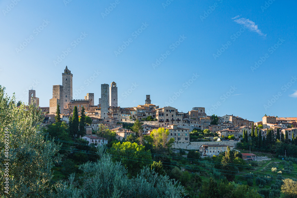 イタリア　丘の上の塔が立ち並ぶサン・ジミニャーノの風景