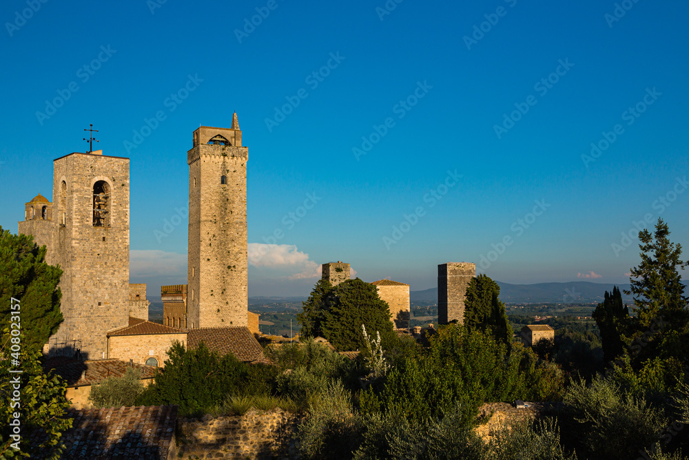 イタリア　サン・ジミニャーノのロッカ公園から見えるドゥオーモの鐘楼とトッレ・グロッサ