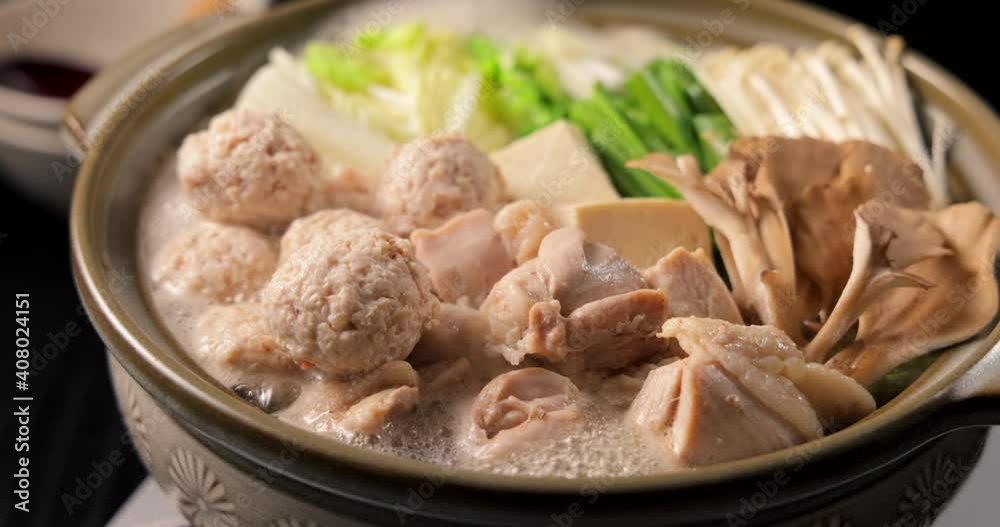 鶏肉とつみれの鍋 Chicken and chicken ball hot pot 鶏肉とつみれの鍋 Chicken and chicken ball hot pot