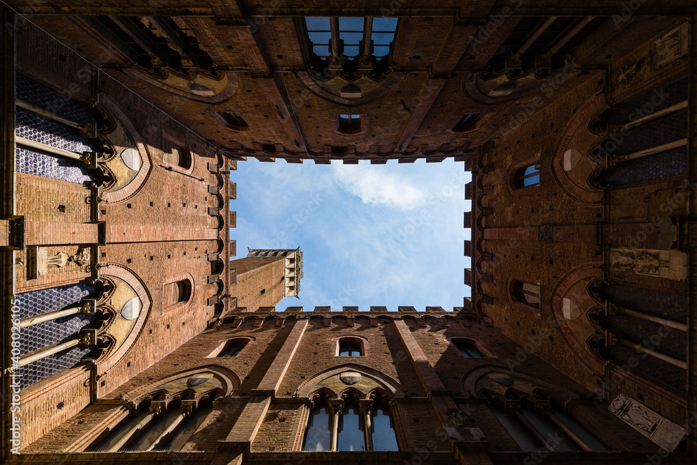イタリア シエナのプッブリコ宮殿から見上げるマンジャの塔 Stock Photo Adobe Stock