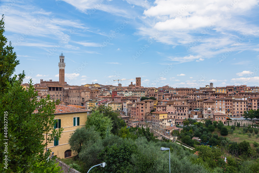 イタリア　シエナの丘から見える街並みとマンジャの塔