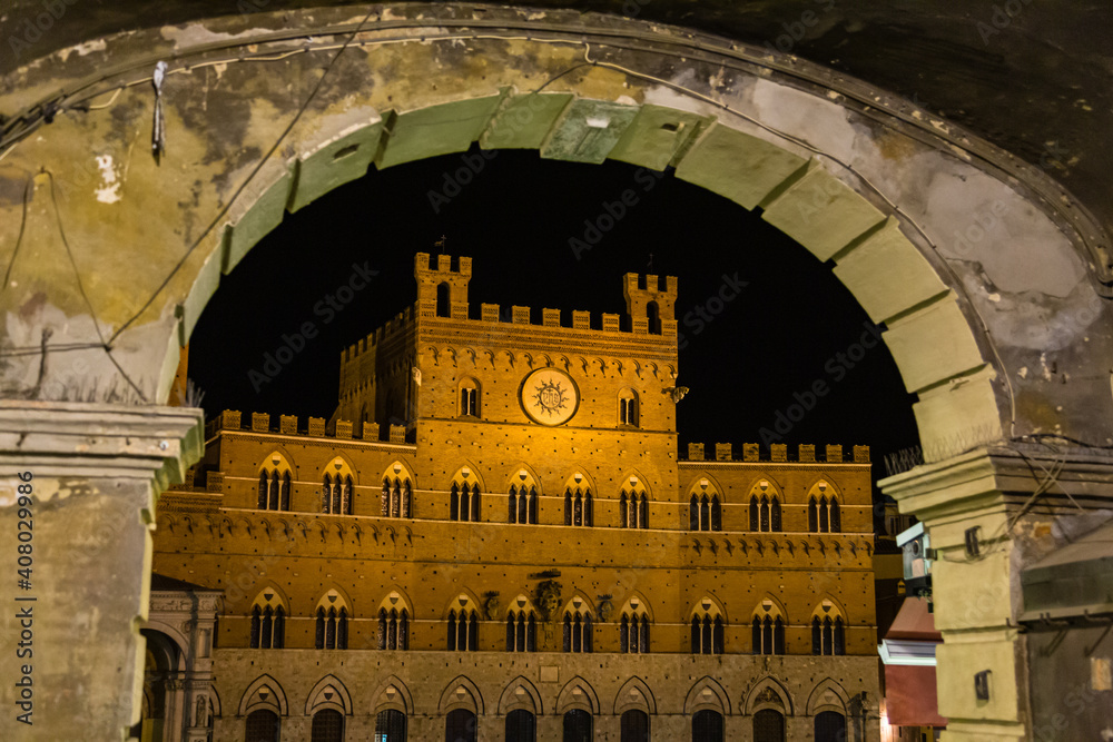 イタリア　夜になってライトアップされたシエナのプッブリコ宮殿