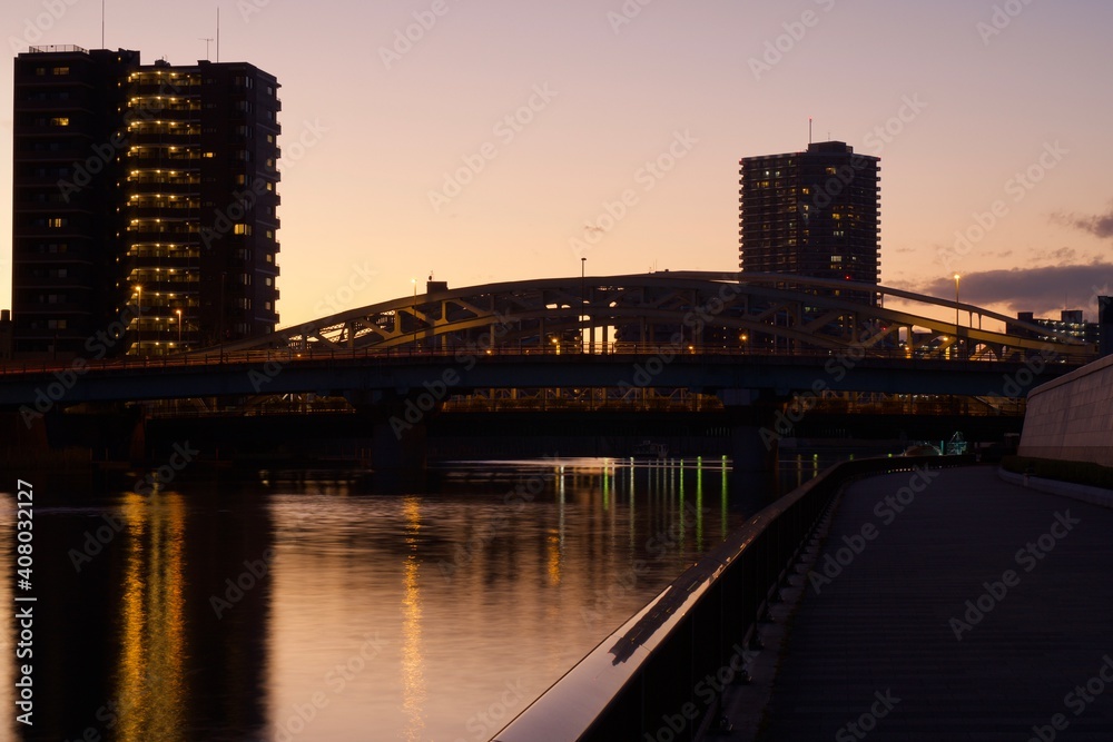 Obraz premium 隅田川夕景 千住大橋 旧隅田川防潮堤 鉄橋 下町