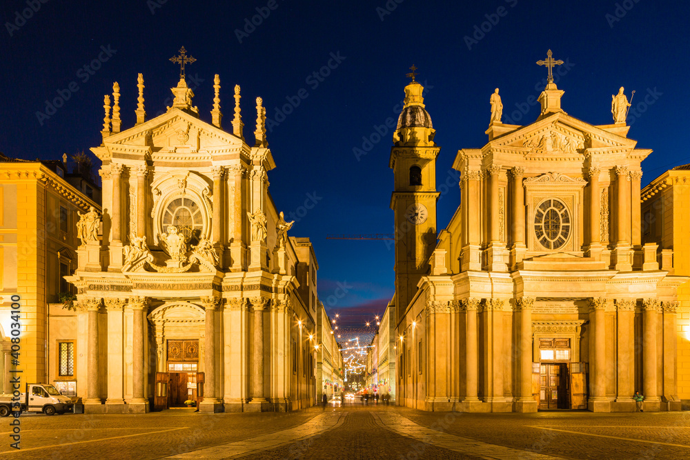 イタリア　夜のトリノのサンタ・クリスティーナ教会とサン・カルロ教会