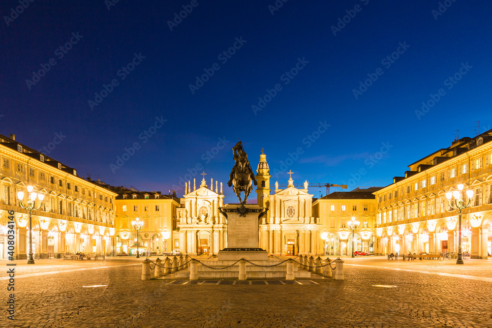 イタリア　夜のトリノのサンカルロ広場の銅像と双子の教会