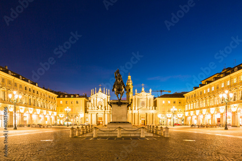 イタリア 夜のトリノのサンカルロ広場の銅像と双子の教会