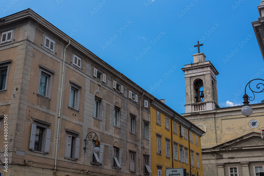 Fototapeta premium イタリア トリエステの街並みと教会の鐘楼