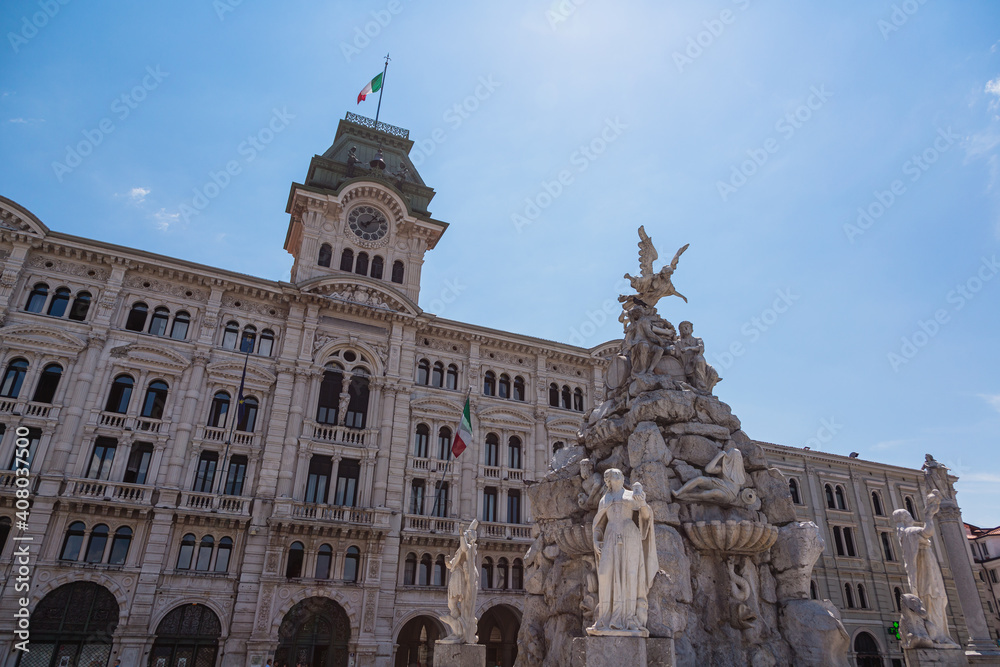 イタリア　トリエステのイタリア統一広場に建つ市庁舎と四大陸の噴水