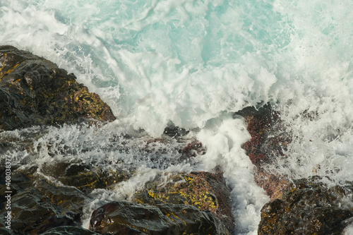 Le onde del Mar Ligure s'infrangono sugli scogli a Nervi, Genova, Liguria, Italia. photo