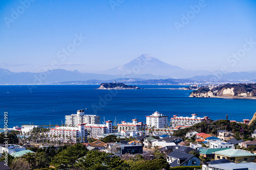 神奈川県逗子市からの江の島と富士山 © Kazu8