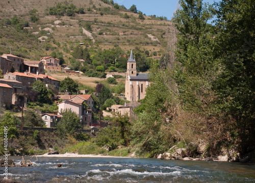 Peyre, village médiéval au dessus du Tarn, avec son église troglodytique en Aveyron. 