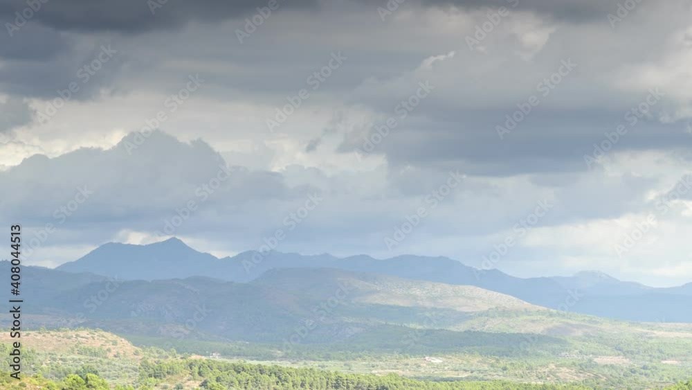 Time lapse de nubes de tormenta y claros de sol evolucionando sobre la sierra de Espadán, en la provincia de Castellón. Comunidad Valenciana. España. Europa