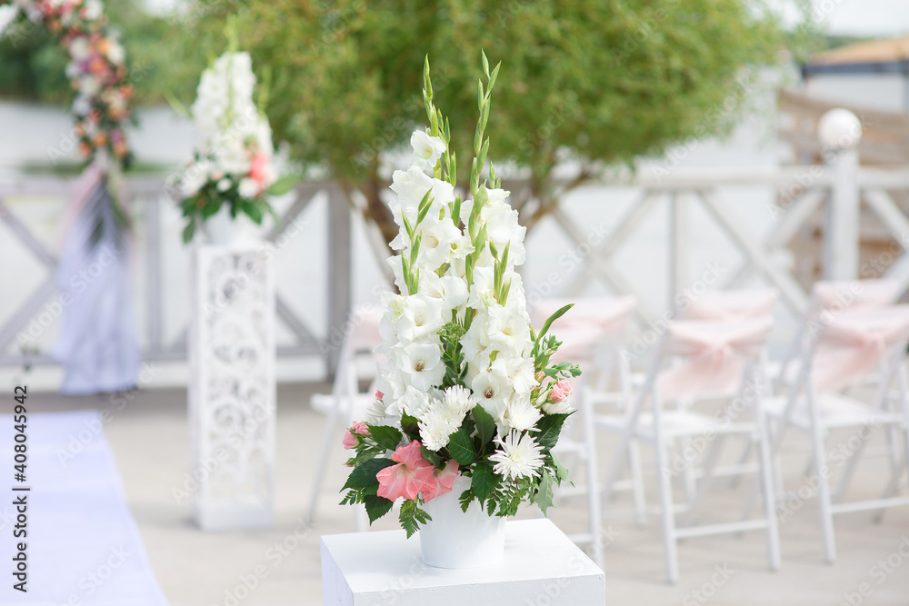 flower arrangement for outdoor wedding ceremony