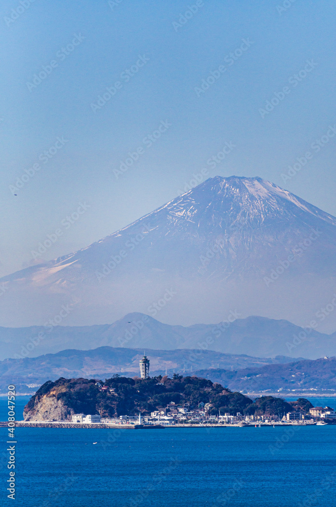 神奈川県逗子市からの江の島と富士山