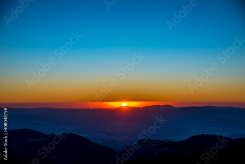 Sierra Nevada al atardecer con la vía Láctea y la virgen de las nieves