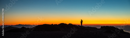 Sierra Nevada al atardecer con la vía Láctea y la virgen de las nieves