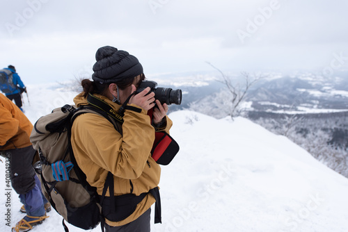雪山登山とカメラの女性