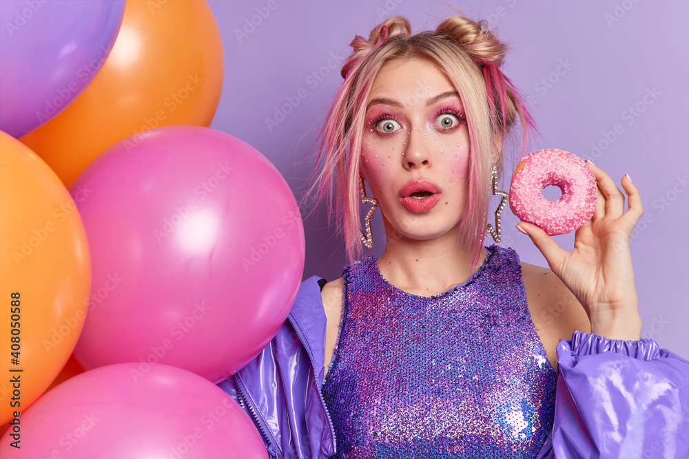 Φωτογραφία Surprised blonde young European woman stares bugged eyes at camera holds delicio
