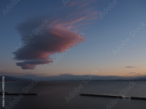 Fototapeta Naklejka Na Ścianę i Meble -  琵琶湖の上に浮かんだ朝焼けに染まったつるし雲