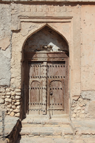 verschlossene Holztüre in Hauswand, Sultanat Oman photo