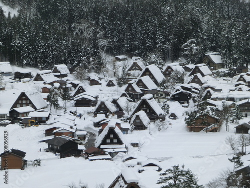 snow covered Japanese old houses 
白川郷