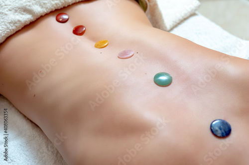 Mujer en spa disfrutando de medicinas alternativas en la espalda en el centro de fisioterapia. Cuidado del cuerpo, cuidado de la piel, bienestar, tratamiento de belleza. photo